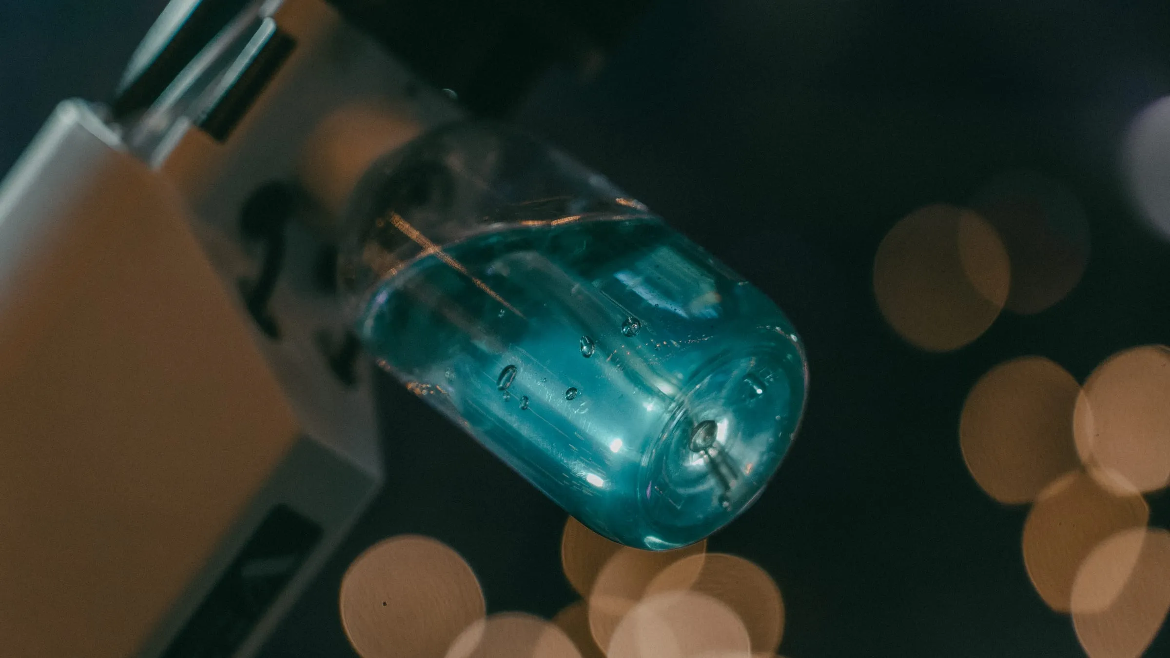 Detailaufnahme einer Flasche im Bokeh-Licht